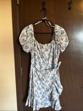 Trixxi Blue and White Floral Puff-Sleeve Mini Dress
